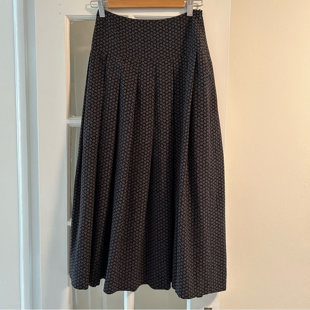 Agnes b. paris— tailored skirt with side zipper. Size S/M